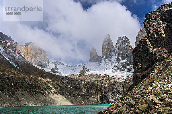 See und zerklüftete Berglandschaft  Torres del Paine National Park