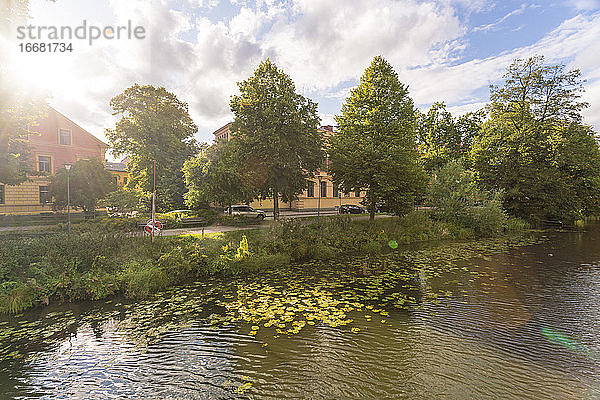 Der Fluss Fyris in der Innenstadt von Uppsala mit schöner grüner Landschaft im Sommer