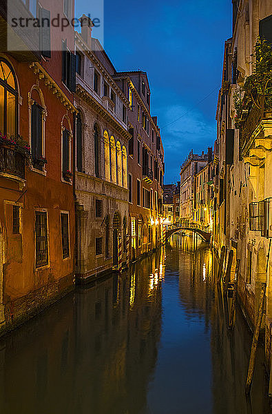 Enger Kanal in Venedig nach Sonnenuntergang