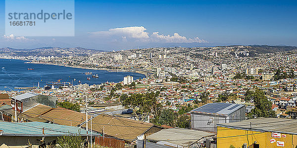 Panoramaaufnahme der bunten Häuser und Gebäude in Valparaiso von Playa Ancha aus gesehen  Valparaiso  Chile