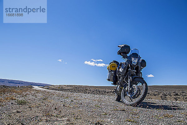 Abenteuer-Motorrad am Straßenrand in Argentinien geparkt
