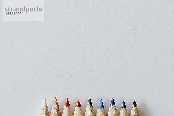 Regenbogen der Färbung Bleistiftspitzen auf einfachen weißen Hintergrund