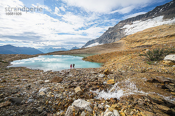Zwei Rucksacktouristen beim Wandern auf dem Island Trail in der Nähe des Alpine Lake in Yoho