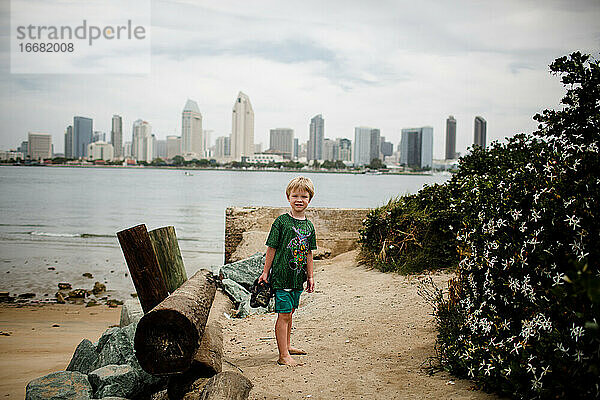 Sechs Jahre alter Junge posiert für die Kamera San Diego Skyline