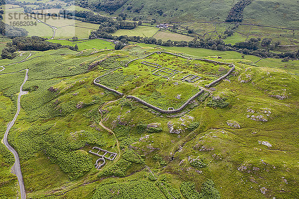 Luftaufnahme des Hardknott Roman Fort ist eine archäologische Stätte  die Überreste des römischen Kastells Mediobogdum  auf der westlichen Seite des Hardknott Passes in der englischen Grafschaft Cumbria