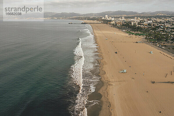 Schöne weite Blick über Manhattan Beach in Kalifornien mit Wellen auf den Strand krachen