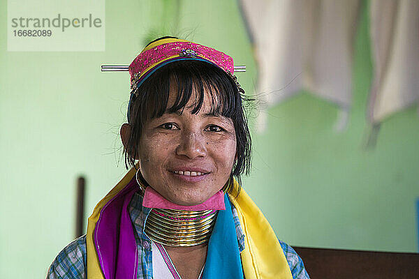 Porträt einer birmanischen Frau vom Stamm der Kayan  Inle-See  Myanmar