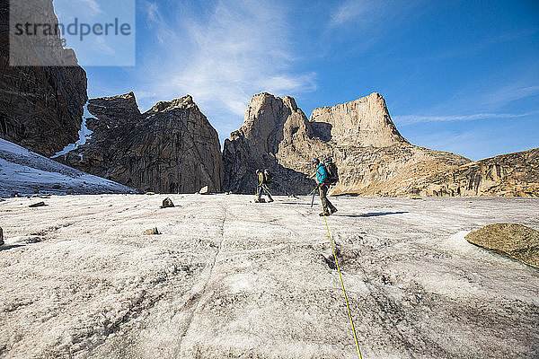 Seilkletterer nähern sich dem Berg Asgard  Baffin Island.