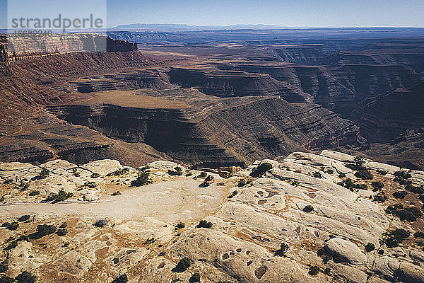 Luftaufnahme eines Autos auf einer Klippe in einem Canyon in Utah