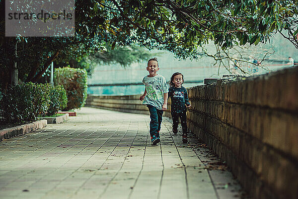 Zwei glückliche Kinder laufen nach vorne