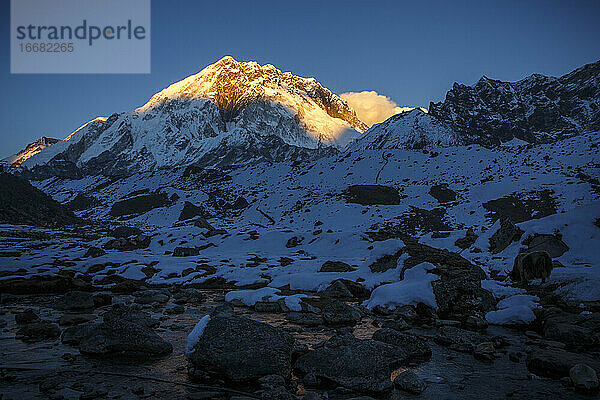 Sonnenuntergang auf einem Gipfel in der Nähe des Pfades zum Everest Base Camp  Nepal