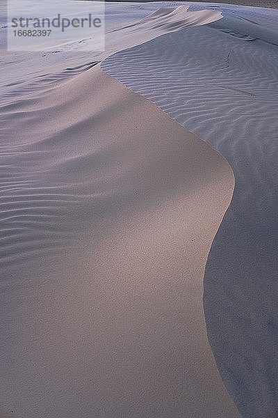 Sanddünen bei Sonnenuntergang und ohne Menschen