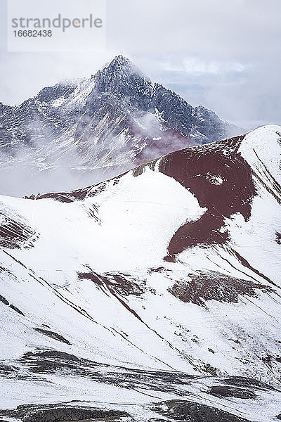 Schneebedecktes Rotes Tal vom Rainbow Mountain Trail aus gesehen  Pitumarca  Peru