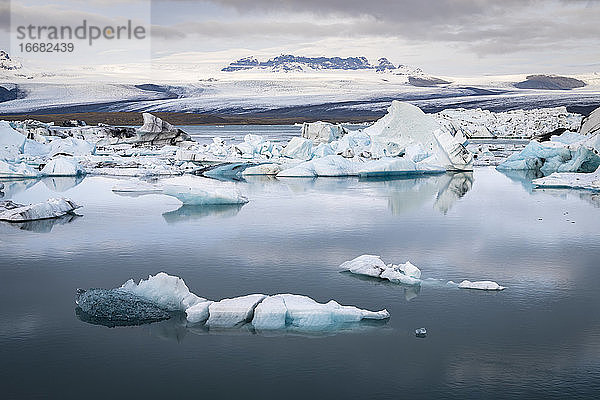 Blick auf Eisberge in der Gletscherlagune Jokulsarlon  Island