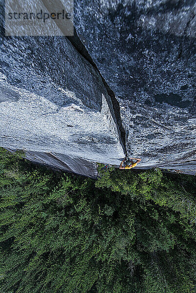 Mann klettert breiten Riss auf Granit Squamish Chief trad climbing