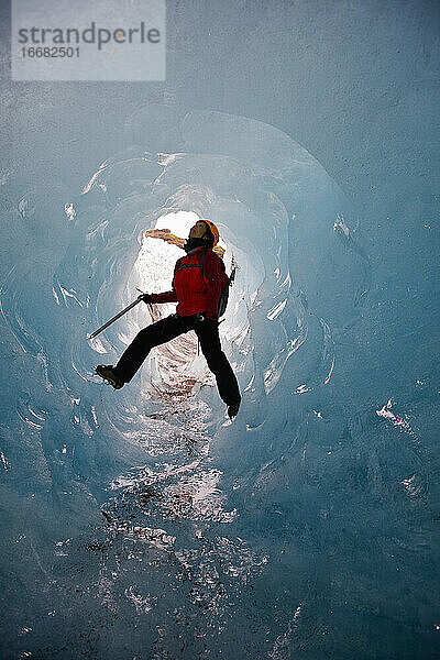 Frau erkundet Eishöhle auf dem Sólheimajökull-Gletscher in Südisland