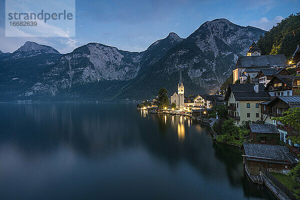 Evangelische Pfarrkirche am Hallstatter See vor Bergkulisse in der Dämmerung  Hallstatt  Österreich