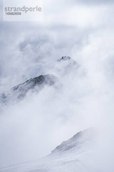 Schneebedeckte Berggipfel in den Anden mit Nebel bedeckt  Rainbow Mountain Trail  Pitumarca  Peru