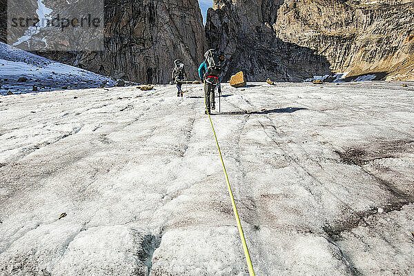 Bergsteiger auf dem Weg zum Gipfel  Baffin Island.