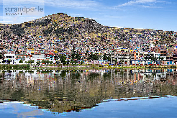 Spiegelungen von Häusern in Puno  Titicacasee  Peru