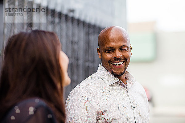 Spätvierziger Afroamerikaner lächelnd in San Diego