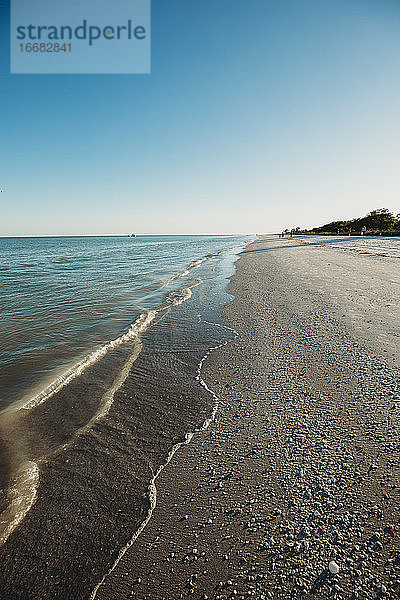 Safer at Home -Anordnungen für Strandbesucher in Florida lassen Strand leer
