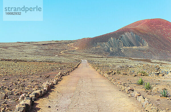 Wüste und bergiges Gebiet in trockener Landschaft an einem sonnigen Tag. Weg zum Vulkan Calderón Hondo auf Fuerteventura.