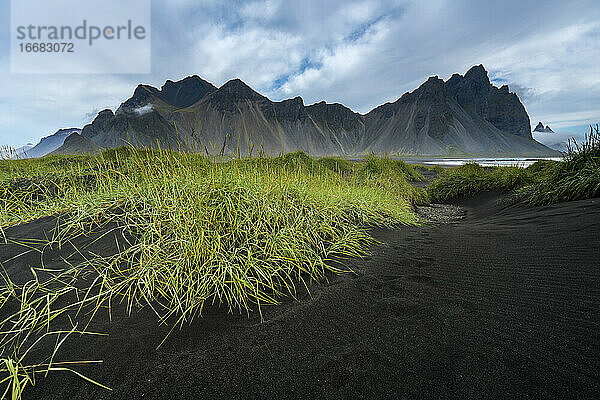 Aussicht auf das Vestrahorn-Gebirge gegen den Himmel in Stokksnes  Island