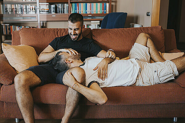 Homosexuelles Paar  das Spaß hat und auf der Couch lacht