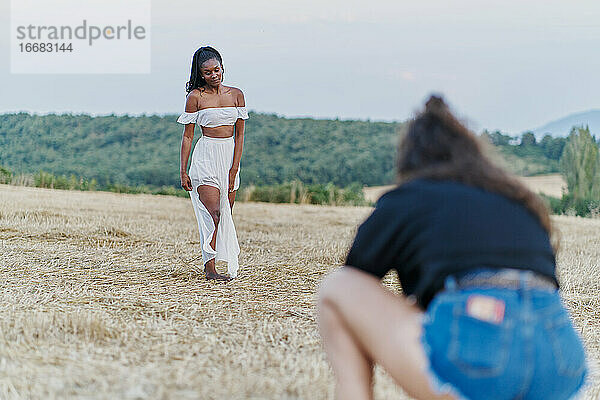 Fotoshooting einer schönen schwarzen Frau in einem Weizenfeld