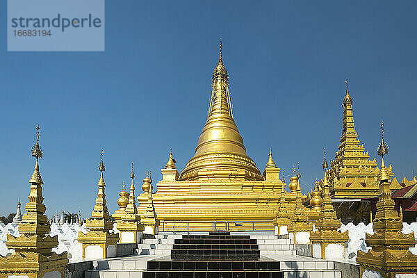 Goldene Sanda-Muni-Pagode vor strahlend blauem Himmel  Mandalay  Myanmar