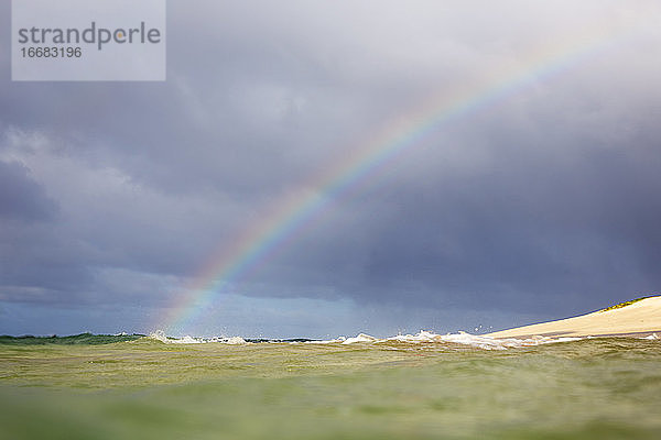 Regenbogen auf Hawaii  der in den Ozean mündet