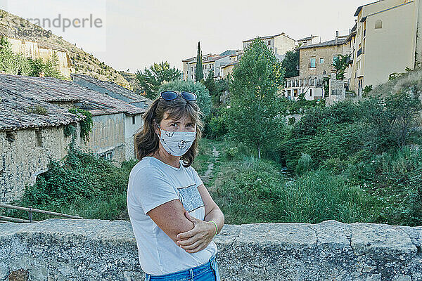 Eine Frau schützt sich vor dem Coronavirus mit einer Maske in einem