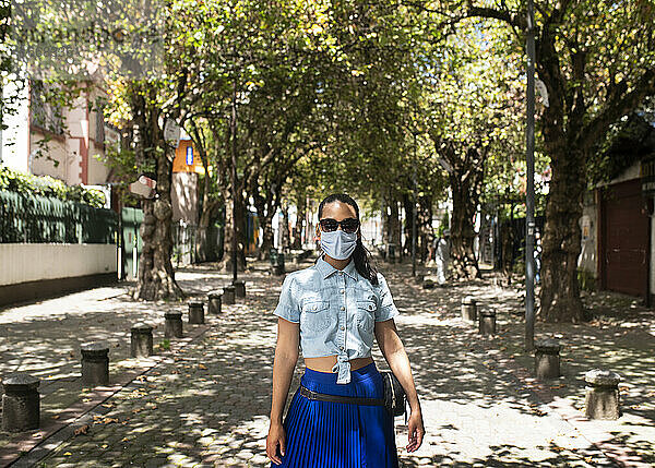 Erwachsene Frau auf der Straße mit Mundschutz