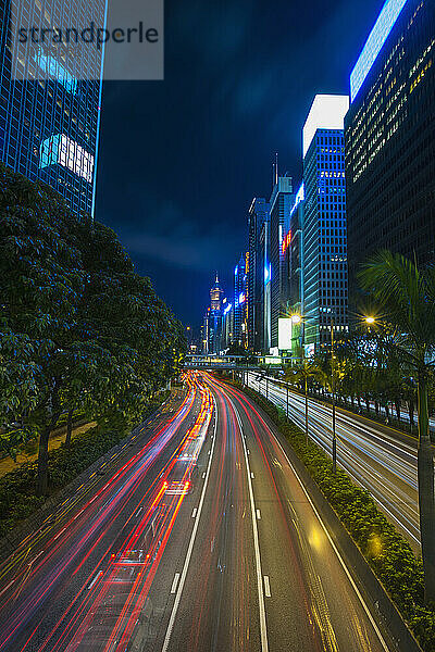 Leichte Spuren des Verkehrs im Finanzdistrikt in Hongkong