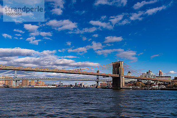 Die Brooklyn und Manhattan Bridge sind an einem sonnigen Tag zu sehen.