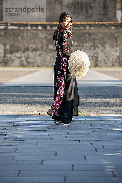 schöne Frau an der kaiserlichen Festung in Hue / Vietnam