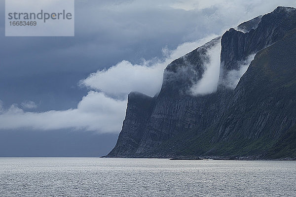 Neblige Wolken umgeben die Berggipfel über dem Mefjord  Senja  Norwegen