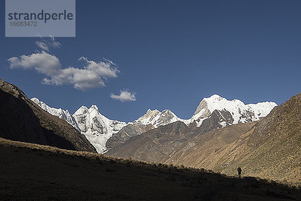 Silhouette einer Person auf dem Weg zu hohen Bergen in Huayhuash