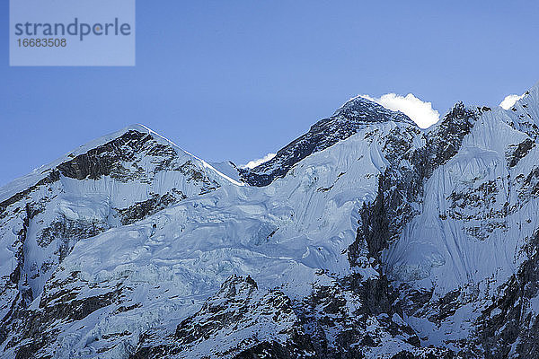 Der Gipfel des Everest erhebt sich hinter einem Grat in der Nähe des Weges zum Basislager