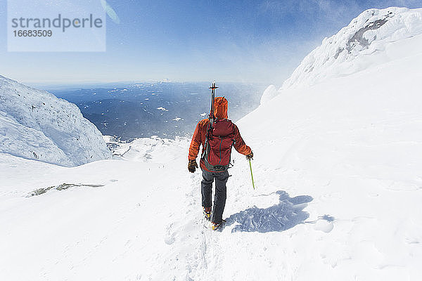 Ein Mann klettert vom Gipfel des Mt. Hood in Oregon herunter.