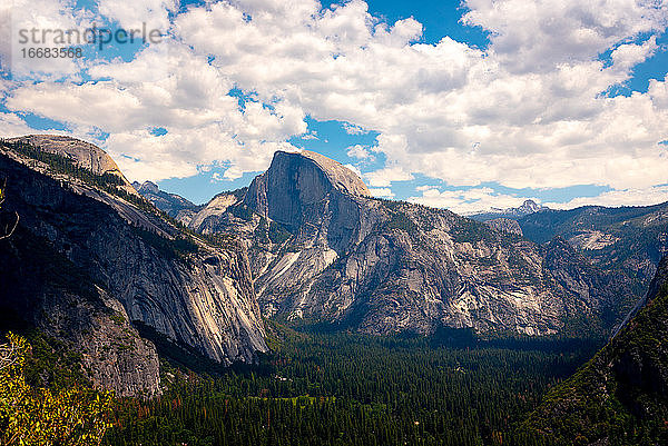 Weiße Schäfchenwolken über dem Half Dome im Yosemite