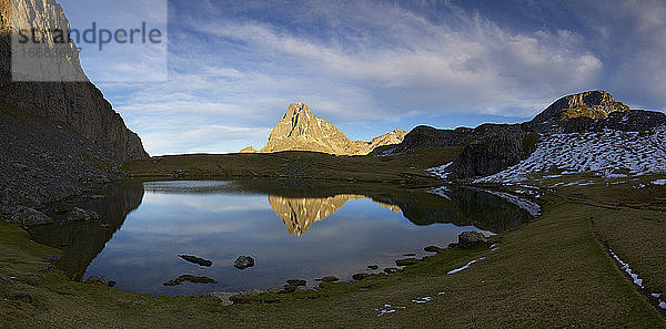 Der Gipfel des Midi Dossau spiegelt sich im See von Casterau. Gebiet der Ayous-Seen im Ossau-Tal  Pyrenäen in Frankreich.