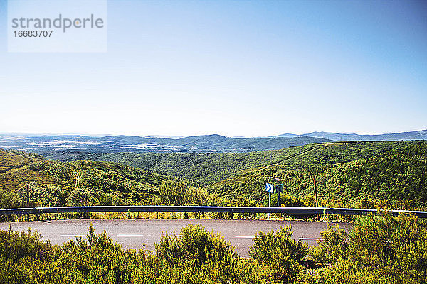 Straßenkreuzung Landschaft von Wald und Bergen gegen blauen Himmel