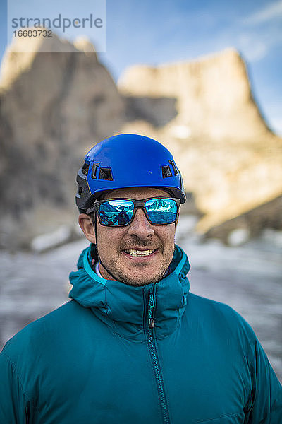 Porträt eines Bergsteigers in Blau