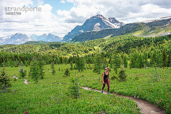 Tageswanderung auf den Healey Pass im Vorfrühling im Banff National Park