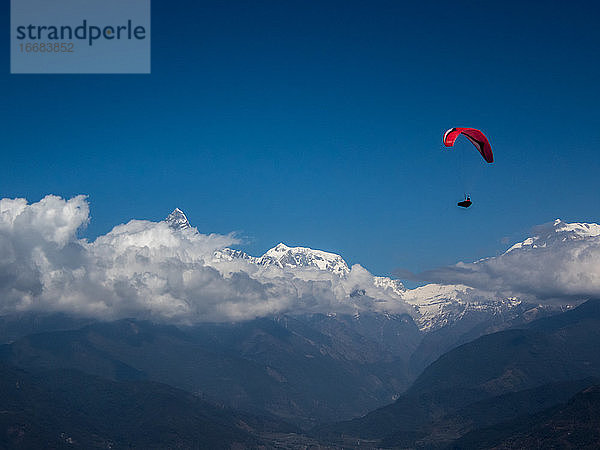 Gleitschirmfliegen über dem Himalaya in den Wolken  Pokhara Nepal