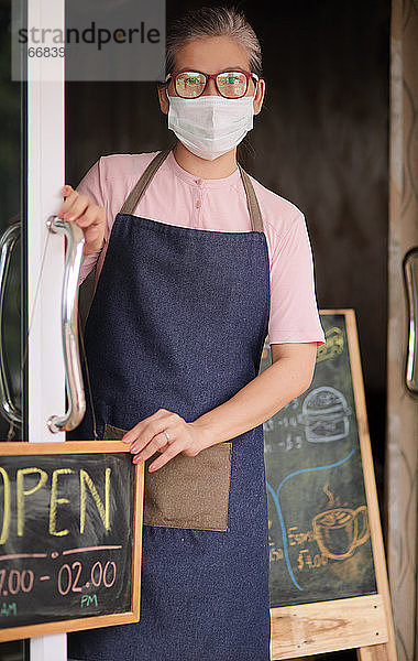 Kleine Unternehmen öffnen wieder während der COVID-19-Krankheit