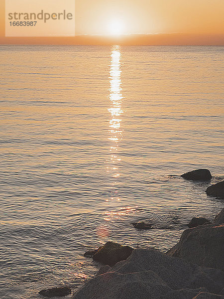 Sonnenaufgang über dem sanften Meer