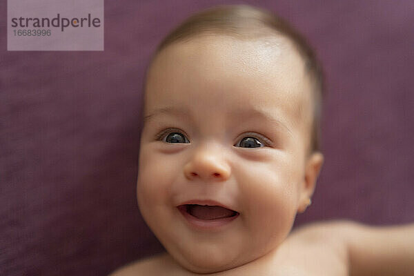 schönes Baby lächelt in die Kamera